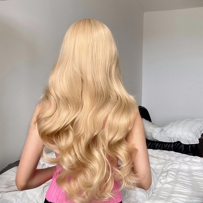 Žiarivá blond parochňa Jasmine vlnitá