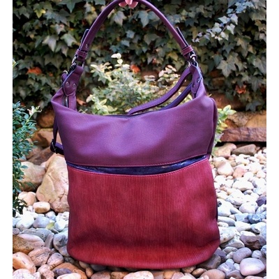 Kabelka matná tmavé kovanie crossbody bordová