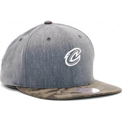 Mitchell & Ness Trench 110 SB Cleveland Cavaliers Charcoal/Camo Snapback šedá camo černá