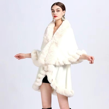 Дамска пелерина в бяло с пухкава яка