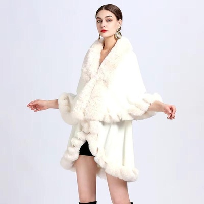 Дамска пелерина в бяло с пухкава яка