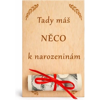 Gravyr Přání k narozeninám na peníze dřevěné, motiv: text Tady máš něco k narozeninám