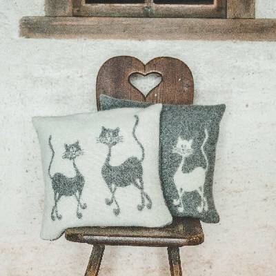 Wooline Vlněný polštář světle šedý s motivem koček 40x40