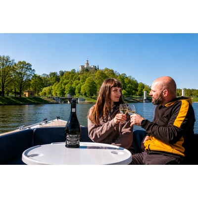 Romantická plavba lodí při západu slunce s lahví prosecca