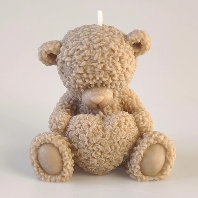 Evička Candles Medvídek se srdíčkem v klíně 110 g