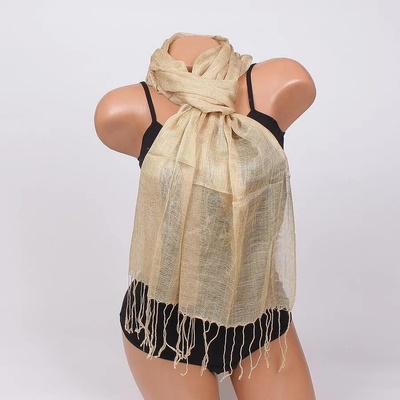 Нежен шал в бежово с ресни