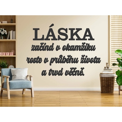 Dřevěný nápis na zeď - LÁSKA začíná v okamžiku