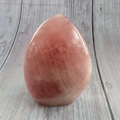 Nefertitis Růženín leštěný freeform Madagaskar 7 NF58866 - cca 5,7 x 9,9 cm, 449 g