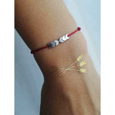 Червен конец с естествени камъни (ДСГ1)