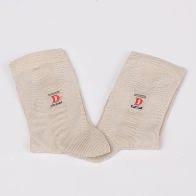 Детски къси чорапи в бежово