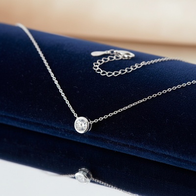 Presinsky Elegantný strieborný náhrdelník s jemným zirkónom NZA106724