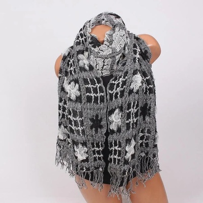 Дамски шал в черно и сиво с цветя