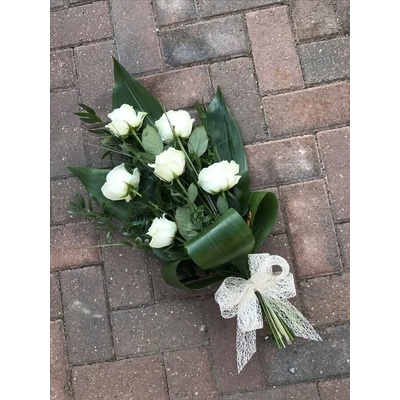 ТРАУРЕН БУКЕТ ОТ БЕЛИ РОЗИ