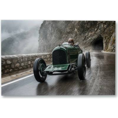 Plakát – Zelený závodní automobil v horách 135 × 90 cm Bez rámu Ne Bez rámu