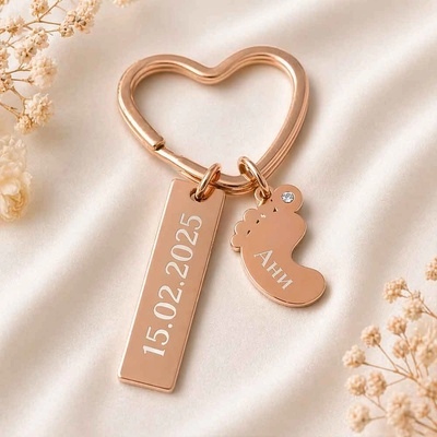 Art Gift Decor Персонализиран ключодържател Сърце и стъпчица с гравирани име и дата