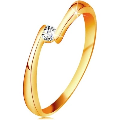 Šperky eshop prsten ze žlutého zlata čirý diamant mezi zúženými konci ramen BT181.09