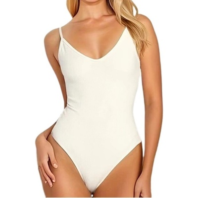 Боди с тънка презрамка в цвят ванилия