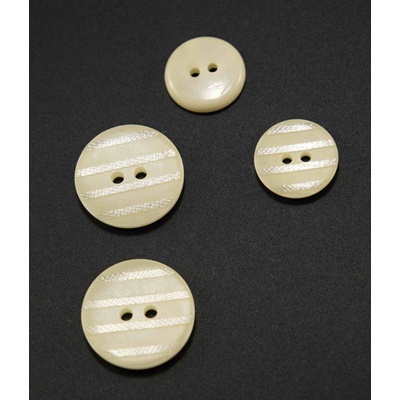 Dierkový gombík - smotanový s lesklými prúžkami - priemer 1,9 cm