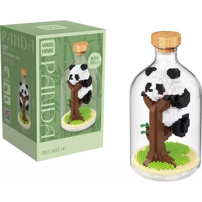 Wise Hawk Panda na větvi