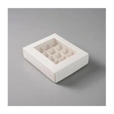 Krabička na pralinky biela lesklá na12 ks (16,5 × 13,5 × 4 cm)
