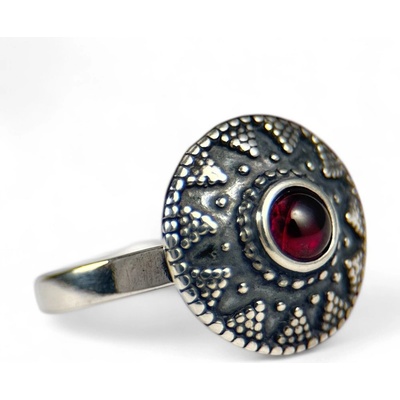 Drakkaria VELKOMORAVSKÝ stříbrný prsten s granátem P18262