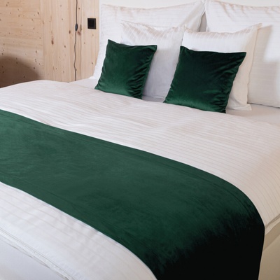 Biante Zamatový prehoz/behúň na posteľ Velvet Prémium SVP-044 Lesná zelená 50x260 cm