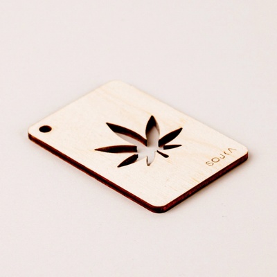 SOJKA Dřevěná vůně do auta - Cannabis list obrys