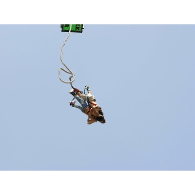 Bungee jumping zo žeriava pre dvoch