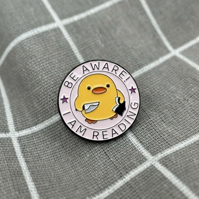 Pinarna Kuře s nožem a knihou Be aware! I am reading. Buďte na pozoru! Čtu si.