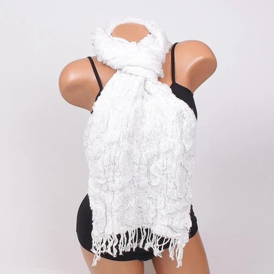 Стилен дамски шал в бяло с цветя и ресни