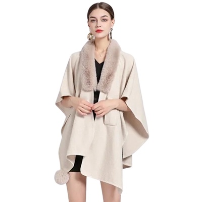 Дамска пелерина в светлобежово с пухкава яка