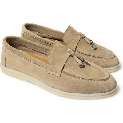 Комфортни дамски мокасини в бежово от естествен велур с красив и нежен аксесоар