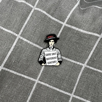 Pinarna Žena s nápisem Same sh*t different century Stejné sr*čky, jiné století – Zboží Dáma