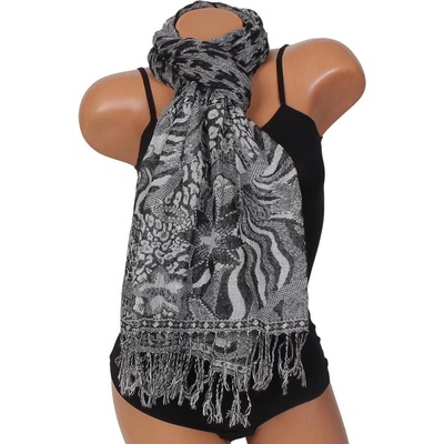 Дамски шал в черно и бяло на цветя и орнаменти