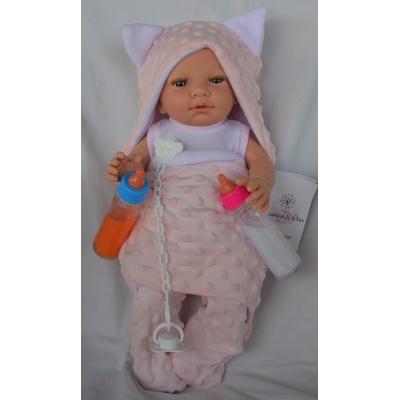 Marina & Pau Realistické miminko holčička Sabinka v overalu bez rukávů R.N. Bath Time Pink- 45 cm