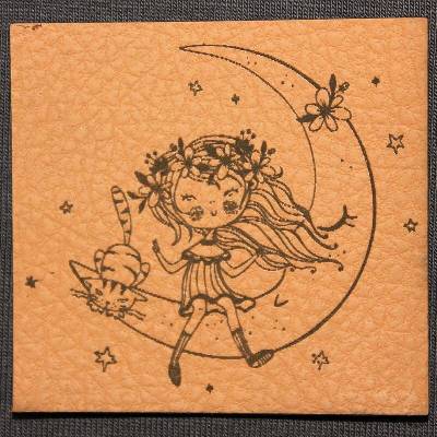 koženkový štítok moon girl Materiál/farba: Biela koženka
