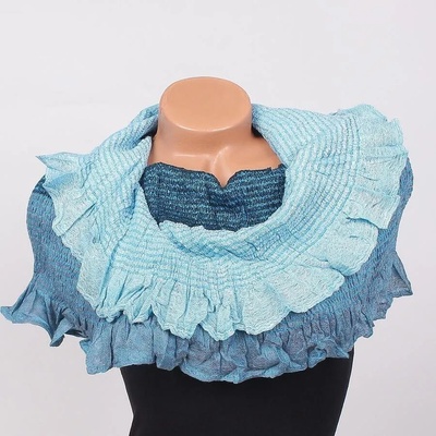 Кръгъл шал в бяло, черно и сиво със сини линии