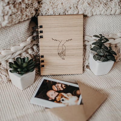 Dědova dílna Mini fotoalbum Za ruce A6 na výšku Počet a barva papírů: Bílé - 15 listů