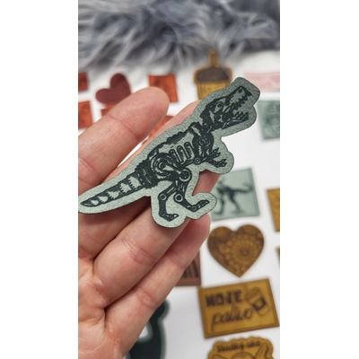 Koženkový štítok STEAMPUNK Dino Materiál/farba: LASER Modrá/strieborná