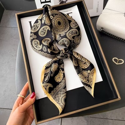 hedvábný šátek černý se zlatými ornamenty v dárkovém balení