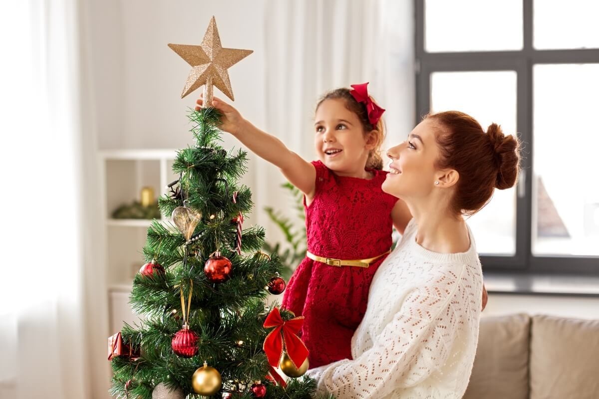 Anya és lánya a karácsonyfát díszítik