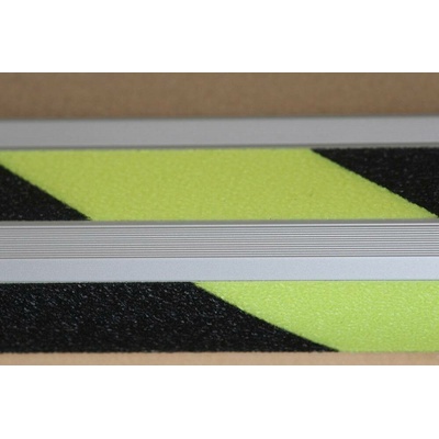 Protiskluzová nášlapná schodová hrana, 2x fluorescenční pruh, R10, š 610 mm, typ A