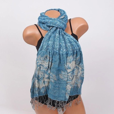 Топъл син шал с цветя и ресни