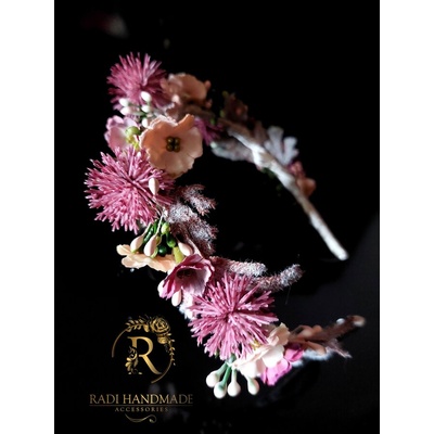 Radi handmade Дизайнерска диадема с розови малки цветя и виолетова декорация (844)