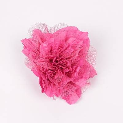 Голямо декоративно цвете в цвят пепел от рози с тюл