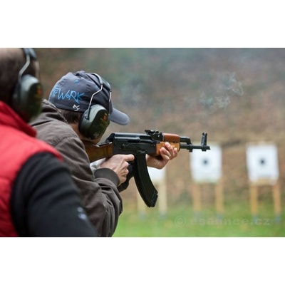 Střelba ze samopalu Kalašnikov AK47