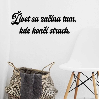 Drevený nápis na stenu - Život sa začína tam, kde končí strach