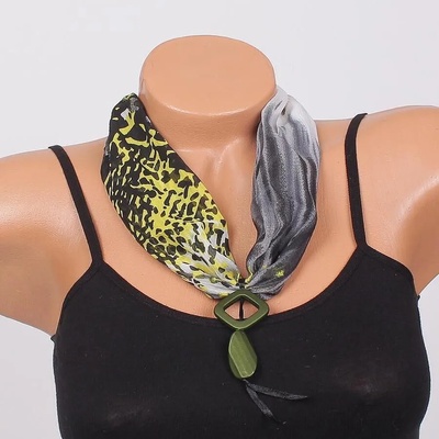 Шарено фишу-колие със зелени висулки