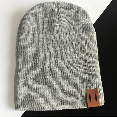 Jednobarevná dětská čepice šedá