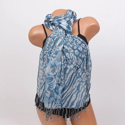 Топъл дамски шал в синьо с флорални мотиви